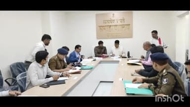 सासाराम: रोहतास जिला पदाधिकारी ने कलेक्ट्रेट में अधिकारी के साथ किया बैठक।