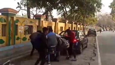 मुरादाबाद: सिविल लाइन थाना क्षेत्र में दबंग युवकों के नही  पुलिस का कोई खौफ सरे आम 6 से 7 दबंग युवकों जमकर कर डाली एक युवक पिटाई