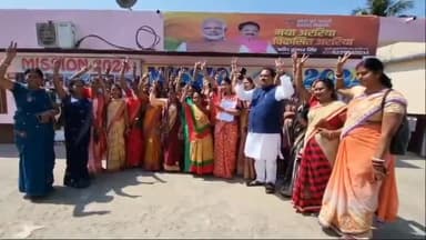 अररिया: आजाद नगर स्थित अपने आवास  पर सांसद प्रदीप कुमार सिंह ने महिलाओं के साथ नारी शक्ति वंदन अभियान कार्यक्रम में हुए शामिल