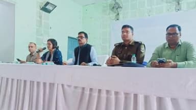 अररिया: लोकसभा चुनाव को लेकर टाउन हॉल में अधिकारी और कर्मियों का हुआ प्रशिक्षण