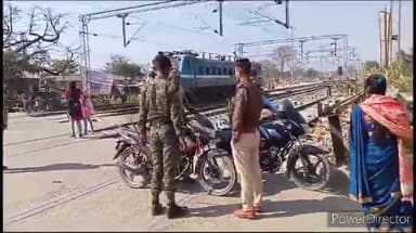 कहरा: गंगजला रेलवे ढाला पर ट्रैफिक DSP का चला चेकिंग अभियान, ढाला बंद रहने पर बाइक निकालने वाले बाइक चालक का काटा गया चालान