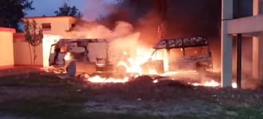 बदायूं: जिला अस्पताल परिसर में कबाड़े के तौर पर खड़ी 108 की 6 एंबुलेस में आग लगी, अग्निशमन की टीम ने आग को बुझाया