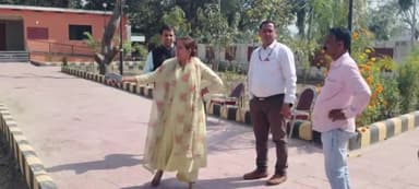 गौनहा: नवनिर्मित थीम पार्क के उद्घाटन हेतु सभी तैयारियो का जायजा लेते हुए बिहार सरकार के उप सचिव (पर्यटन विभाग) इंदु कुमारी