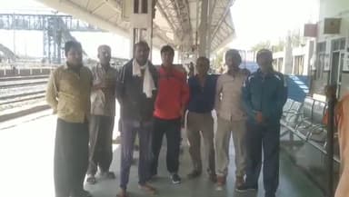 मारवाड़ जंक्शन: मारवाड़ जंक्शन रेलवे स्टेशन रेल प्रशासन ने हाथ लारियों ठेलों पर लगवाए ताले हाथ लारी मालिको ने जताया विरोध