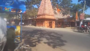 बसंतपुर नगर पंचायत में सड़क जाम की कारण है समस्या क्या है नहीं अब पुलिस-प्रशासन नही जनप्रतिनिधि ध्यान दे रहे हैं बड़ी वाहन मोटरसाइकिल चालक राहगीर है परेशान