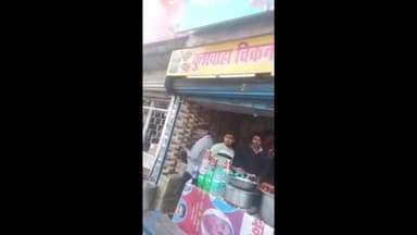 गोरखपुर: रेलवे स्टेशन गोरखपुर के सामने खुलेआम शराब पिलाने का वीडियो सोशल मीडिया पर हुआ वायरल