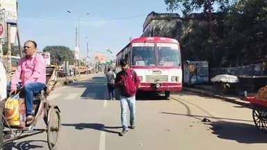 गोरखपुर: रोडवेज वर्कशॉप में बसों को पार्किंग जगह मिलने के बाद भी सड़क पर सवारी भर्ती नजर आई रोड़वेज बसे, जाम का बनी सबब