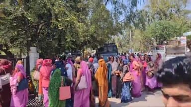 बूंदी: अखिल राजस्थान महिला एवं बाल विकास संयुक्त कर्मचारी संघ की महिलाओं ने कलेक्ट्रेट में प्रदर्शन कर DM को सौंपा ज्ञापन