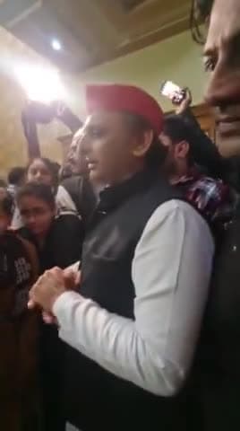 यूपी के पूर्व मुख्यमंत्री अखिलेश यादव पहुंचे समाजवादी के सांसद सफीकुर  रहमान वर्क के घर शोक संदेश में शामिल