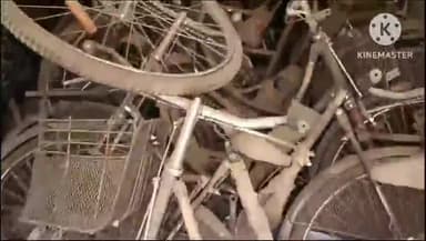 लुणी: लूणी कस्बे में शिक्षा विभाग की लापरवाही के चलते की साइकिलें हो रही हैं कबाड़।
