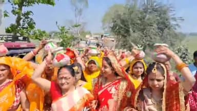 अररिया: शास्त्री नगर में शिव मंदिर की प्राण प्रतिष्ठा से पूर्व निकाली गई भव्य कलश यात्रा