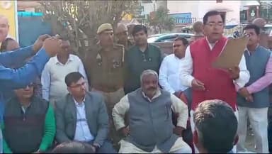 सुल्तानपुर: सुलतानपुर:शहर के तिकोनिया पार्क में प्राथमिक शिक्षक संघ ने जिलाधिकारी के माध्यम से मुख्यमंत्री को सौंपा ज्ञापन