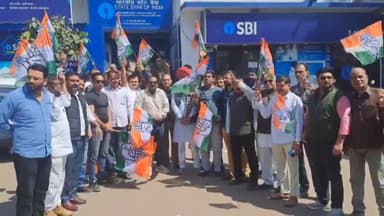 बूंदी: सभी पार्टियों के चंदे की डिटेल को सार्वजनिक करने की मांग को लेकर कांग्रेस ने एसबीआई बैंक के बाहर किया प्रदर्शन