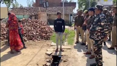 सिराथू: लोकसभा चुनाव के मद्देनजर सिराथू सीओ ने क्षेत्र में SSB के साथ भ्रमण करते हुए लोगों से की निर्भीक होकर मतदान करने की अपील