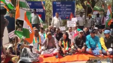 कहरा: जिला कांग्रेस कमेटी के सदस्यों ने SBI कचहरी शाखा पर दिया एक दिवसीय धरना, BJP के फंड का खुलासा नहीं करने पर दिया धरना