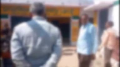 कोल: खरई में बच्चीयों के प्राइवेट पार्ट से छेड़छाड़ व अश्लील हरकतें करता था अध्यापक, ग्रामीणों ने आरोपी पुलिस को सौंपा