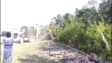 गोरखपुर: खोराबार के जंगल सिकरी में जीडीए का चला बुलडोजर