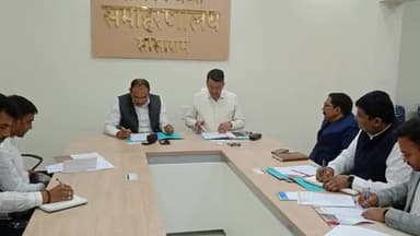 सासाराम: डीएम नवीन कुमार ने सासाराम में वीडियो कॉन्फ्रेंसिंग के माध्यम से विभिन्न विभाग के अधिकारी के साथ किया बैठक