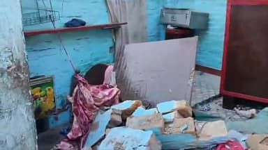 लोहता थाना क्षेत्र के कोटवा चौकी क्षेत्र में मिट्टी से लदा ट्रैक्टर घर में घुसा, तीन घायल