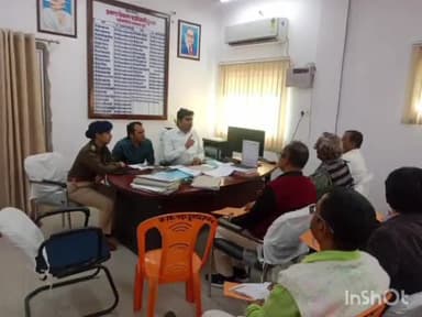 डुमरांव: प्रखंड सभागार कक्ष में BDO ने लोकसभा चुनाव को शांतिपूर्वक संपन्न कराने के लिए अधिकारियों के साथ की बैठक