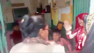 करछना: प्राथमिक विद्यालय सुक्खू का पूरा में नौनिहालों द्वारा शौचालय साफ कराने का आरोप लगाकर अभिभावकों ने स्कूल में किया हंगामा