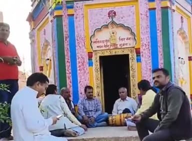 सुल्तानपुर: सुलतानपुर:महाशिवरात्रि के पर्व पर भगवान भोले शंकर के मंदिर पर बुजुर्गों ने गए होली गीत