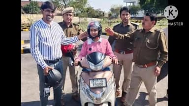 धौलपुर: महिला दिवस के अवसर पर परिवहन विभाग ने परिसर में वितरित किए हेलमेंट