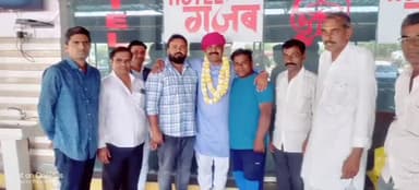 चाकसू: मोजमाबाद क्षेत्र के महला बस स्टैंड पर भारतीय जनता पार्टी जयपुर देहात के जिला मंत्री का कार्यकर्ताओं ने किया स्वागत