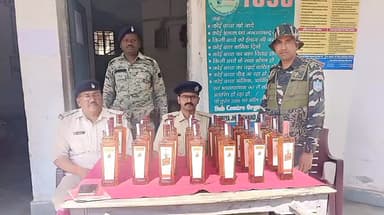 सतगावां: सतगांवा पुलिस ने नारायडीह के रास्ते बालीमहादेव मंदिर के पास से 28 बोतल अंग्रेजी शराब के साथ तीन युवकों को किया गिरफ्तार