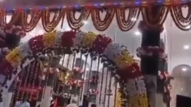 कांके: रांची के चुटिया स्थित सुरेश्वर महादेव मंदिर में महाशिवरात्रि को लेकर अहले सुबह से उमड़ी भक्तों की भीड़