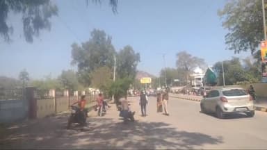 बूंदी: हायर सेकेंडरी स्कूल के बाहर यातायात पुलिस ने यातायात नियमों का उल्लंघन करने वाले 15 वाहन चालकों के कांटे चालान