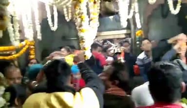 मुरादाबाद: नागफनी थाना क्षेत्र में महाशिवरात्रि पर शहर के प्राचीन 84 घंटा मंदिर में सुबह से ही लगी श्रद्धालुओं की भारी भीड़