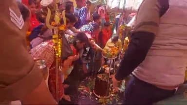 सुल्तानपुर: जिले भर में महा शिवरात्रि पर उमड़ा जनसैलाब, मंदिरों पर माथे टेक श्रद्धालुओं ने जलाभिषेक कर मांगी मन्नतें