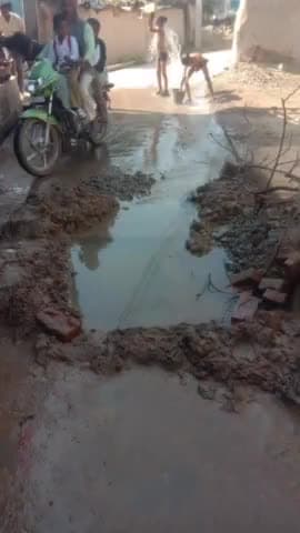 हमीरपुर: कुरारा क्षेत्र के शिवनी गांव में  पाइप फटने से ग्रामीणों को पेयजल किल्लत का सामना करना पड़ रहा।