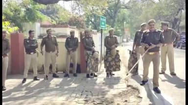 हमीरपुर: 19 वें दिन भी जिले में अधिवक्ताओं ने लोक अदालत का बहिष्कार कर पोस्टर लगाकर न्यायालय के सभी रास्ते किए बंद