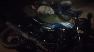 सिराथू: जवई पड़री में तेज़ रफ़्तार बाइक अनियंत्रित होकर सड़क किनारे पलटी, दो लोग हुए घायल