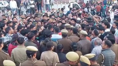 कोल: युवक की गोली मारकर हत्या मामले में आरोपितों की गिरफ़्तारी की मांग लेकर सासनी गेट पर रोड़ जाम कर किया प्रदर्शन