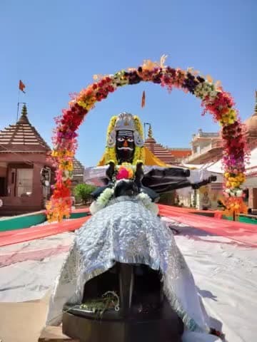 श्रीगुलाब बाबा मंदिर में विराजमान भगवान भोलेनाथ के अनुपम श्रृंगार दर्शन