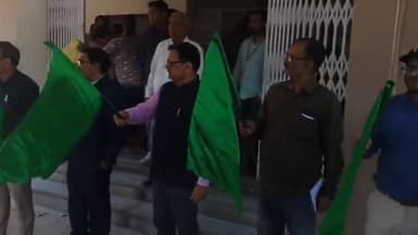 सासाराम: लोक स्वास्थ्य प्रमंडल विभाग की तरफ से चापाकल मरम्मती दल को कलेक्ट्रेट से ADM ने हरी झंडी दिखाकर किया रवाना