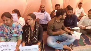 कांके: राजभवन के पास अनिश्चित कालीन धरने पर बैठे छात्रों ने अधिकारियों की सदबुद्धि के लिए किया हवन