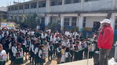 कांके: रांची के विभिन्न स्कूलों में जाकर राष्ट्रीय युवा शक्ति के सदस्यों ने रांची बंद सफल बनाने को लेकर बच्चों से की बात