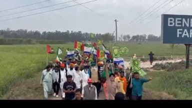 अम्बाला: शंभू रेलवे स्टेशन पर किसानों ने रेलगाड़ी को रोकने के लिए रेलवे लाइन पर सरकार के खिलाफ किया प्रदर्शन