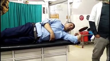 इटावा: उदी मोड़ रेलवे स्टेशन पर ट्रेन का इंजन चेक करते समय ड्राइवर गिरकर हुआ घायल, जिला अस्पताल से सैफ़ई पीजीआई रेफर