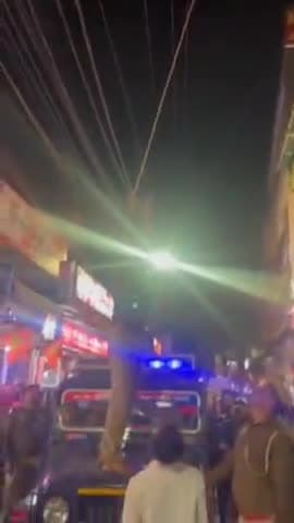 मुरादाबाद: अमरोहा गेट इलाके मे एक कबूतर बिजली के तारों के बीच मांझे में फंसा देख मुगलपुरा थाना प्रभारी के द्वारा गाड़ी रोकर बचाया