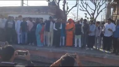 नीम का थाना: भिवानी-डहर का बालाजी ट्रेन का जीलो स्टेशन पर ठहराव हुआ शुरू, सीकर सांसद सुमेधानंद सरस्वती ने हरी झंडी दिखाकर किया रवाना