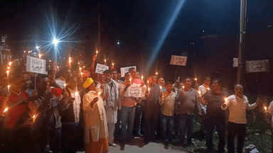 सेवराई: #भदौरा स्टेशन पर कैंडल जलाकर ट्रेन ठहराव की मांग कर रहे जनता @