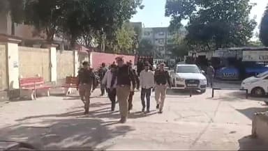 पंचकूला: पुलिस और सीएम फ्लाइंग की टीम ने जॉइंट ऑपरेशन के तहत सेक्टर 11 के कोको क्लब में छापेमारी कर अवैध हुक्के और शराब बरामद की