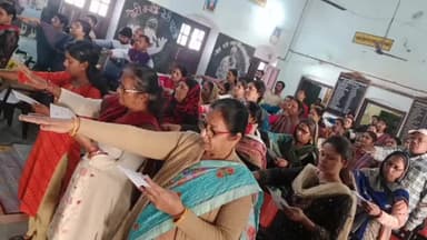 हरदोई: आर्य कन्या पाठशाला में आयोजित किया गया कार्यक्रम, उपजिलाधिकारी ने मतदाताओं को दिलाई शपथ