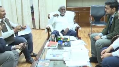 कांके: कांके रोड स्थित मुख्यमंत्री आवासीय कार्यालय में सीएम ने जनजातीय भाषा की पढ़ाई शुरू करने हेतु की बैठक