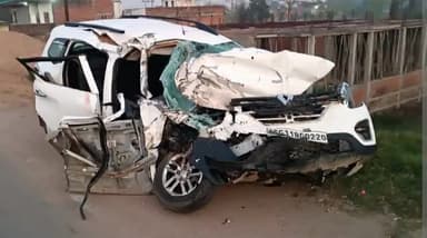 जौनपुर में भीषण सड़क हादसा, कार और ट्रक की टक्कर में 7 की मौत 2 घायल, बिहार के थे सभी कार सवार, प्रसाद तिराहे की घटना।
